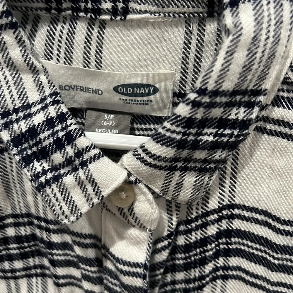 Old‎ navy boyfriend button down shirt size 6/7 - Picture 2 of 3